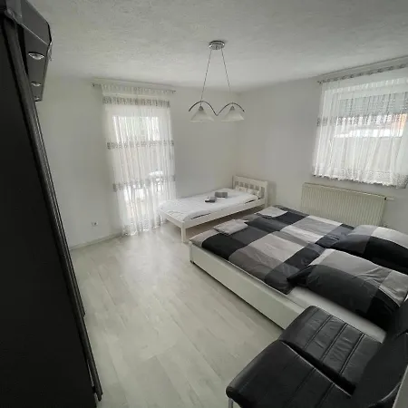 Guntia Apartment Mit Gartenzugang + Terasse 군즈부르크